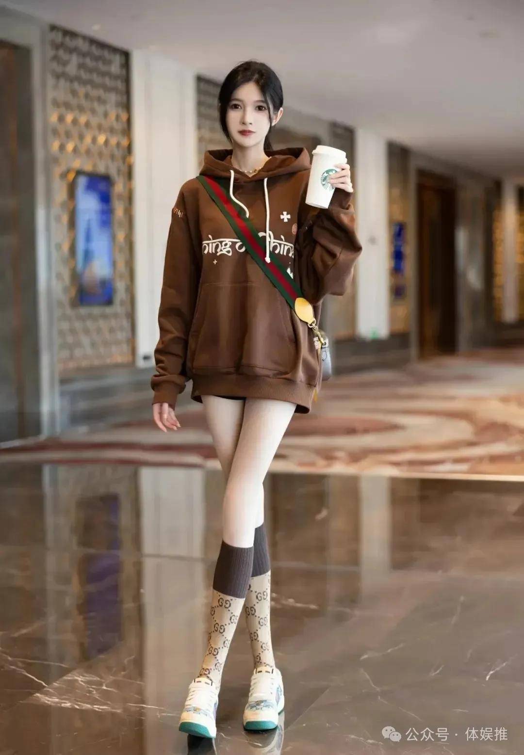 春与时尚水蛇腰白丝太吸睛！球王会网页版程程程演绎青