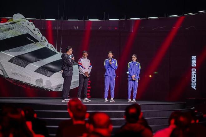 滨江夜空阿迪达斯发布旗舰竞速跑鞋球王会体育网站大型无人机表演点亮(图6)