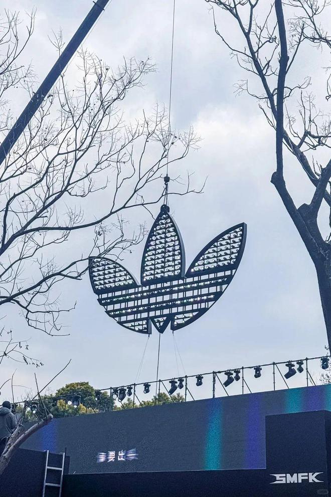 墙里广告太硬核了！阿迪达斯把鞋头怼(图3)
