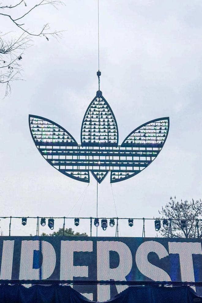 墙里广告太硬核了！阿迪达斯把鞋头怼(图2)