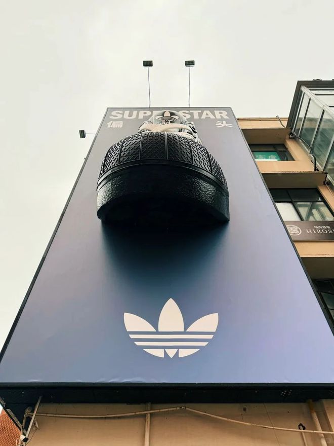 墙里广告太硬核了！阿迪达斯把鞋头怼(图13)